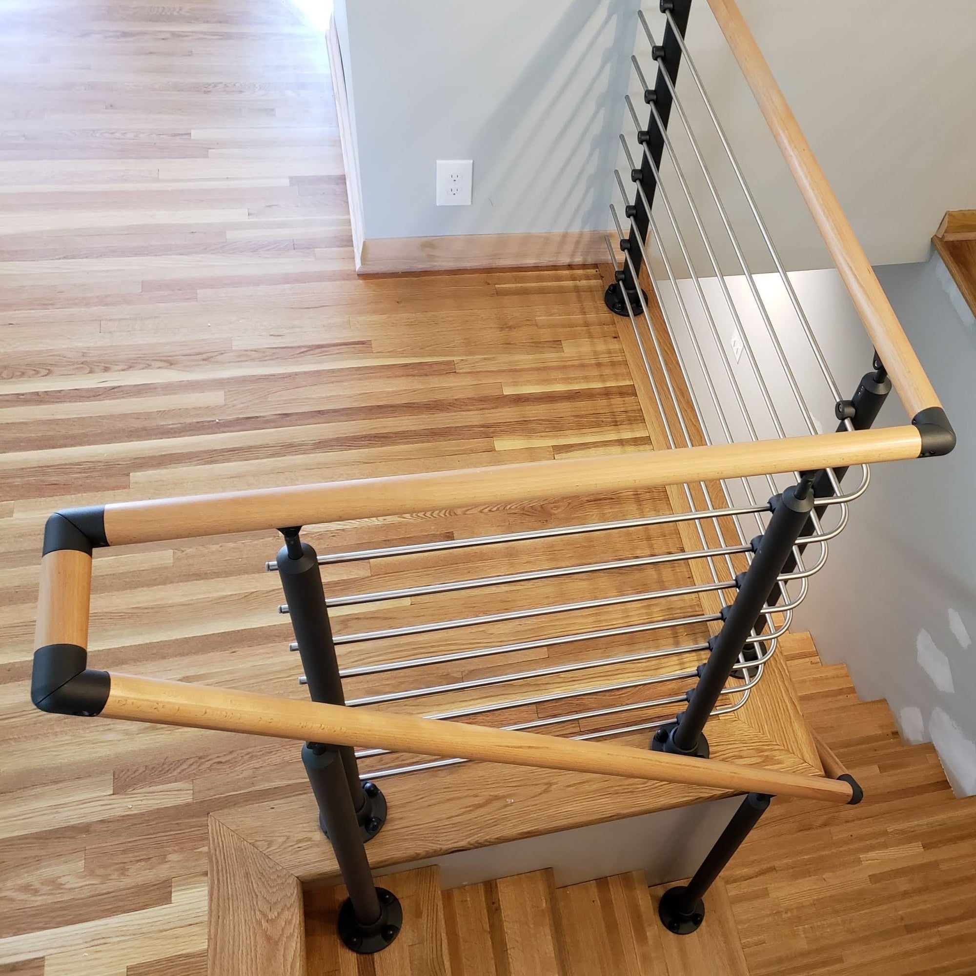 Prova PA6b Anthracite Handrail Elbow Lifestyle